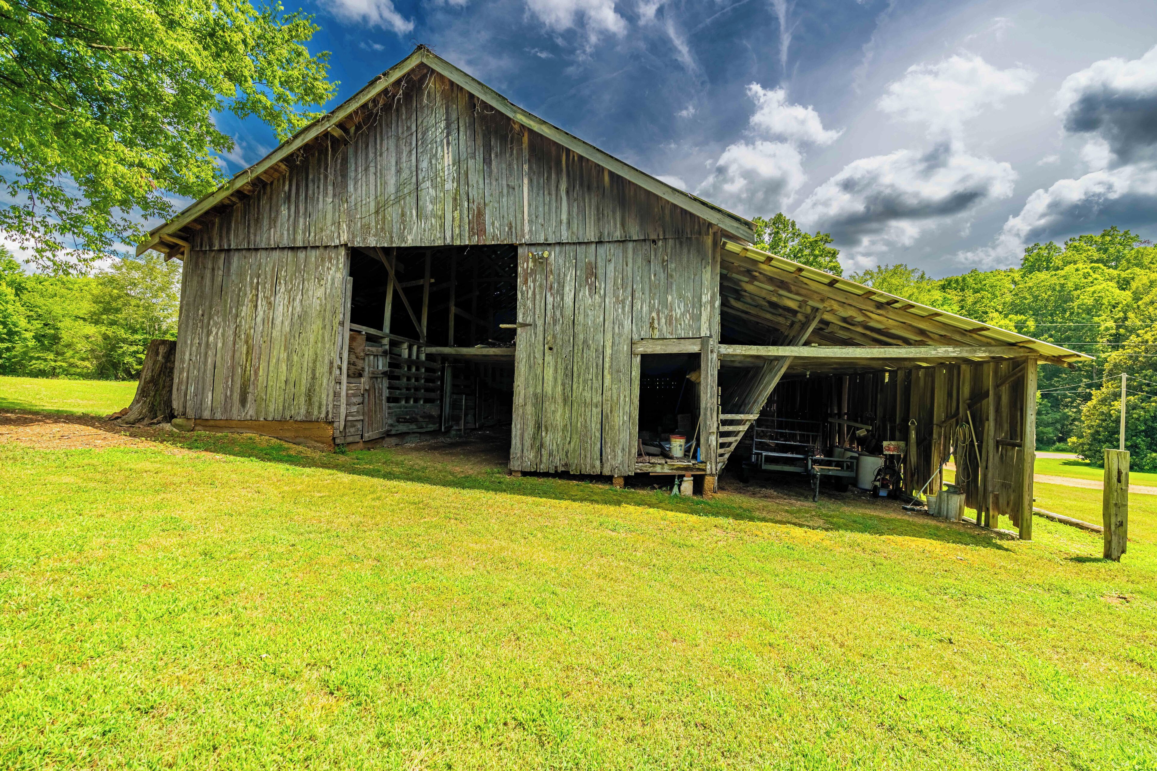 Quaint Creekside Ranch Home, King + Queen Beds, Acreage, Fireplace, Pet Friendly