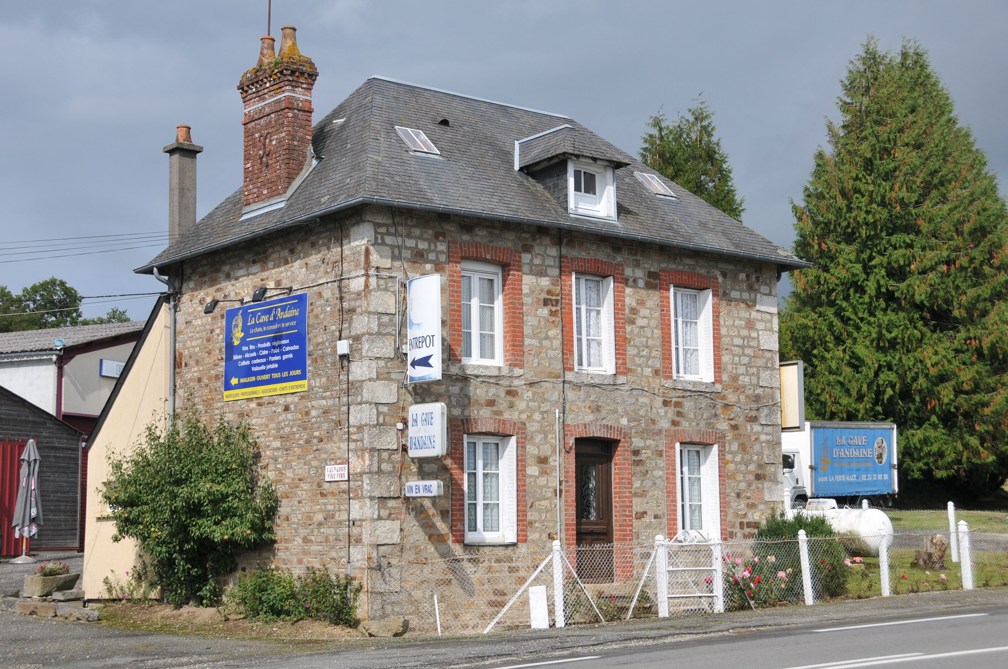 Maison de famille rustique Durée de location 7 jours minimum – Three-Bedroom House