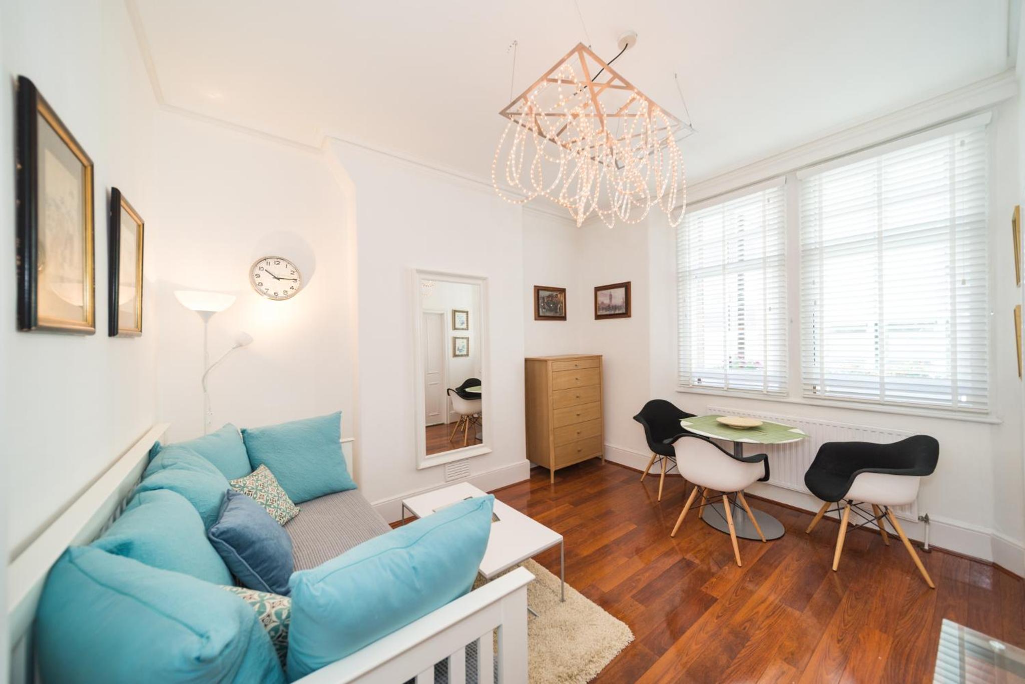 Central London Apartment – Great Location – Two-Bedroom Apartment photo 8