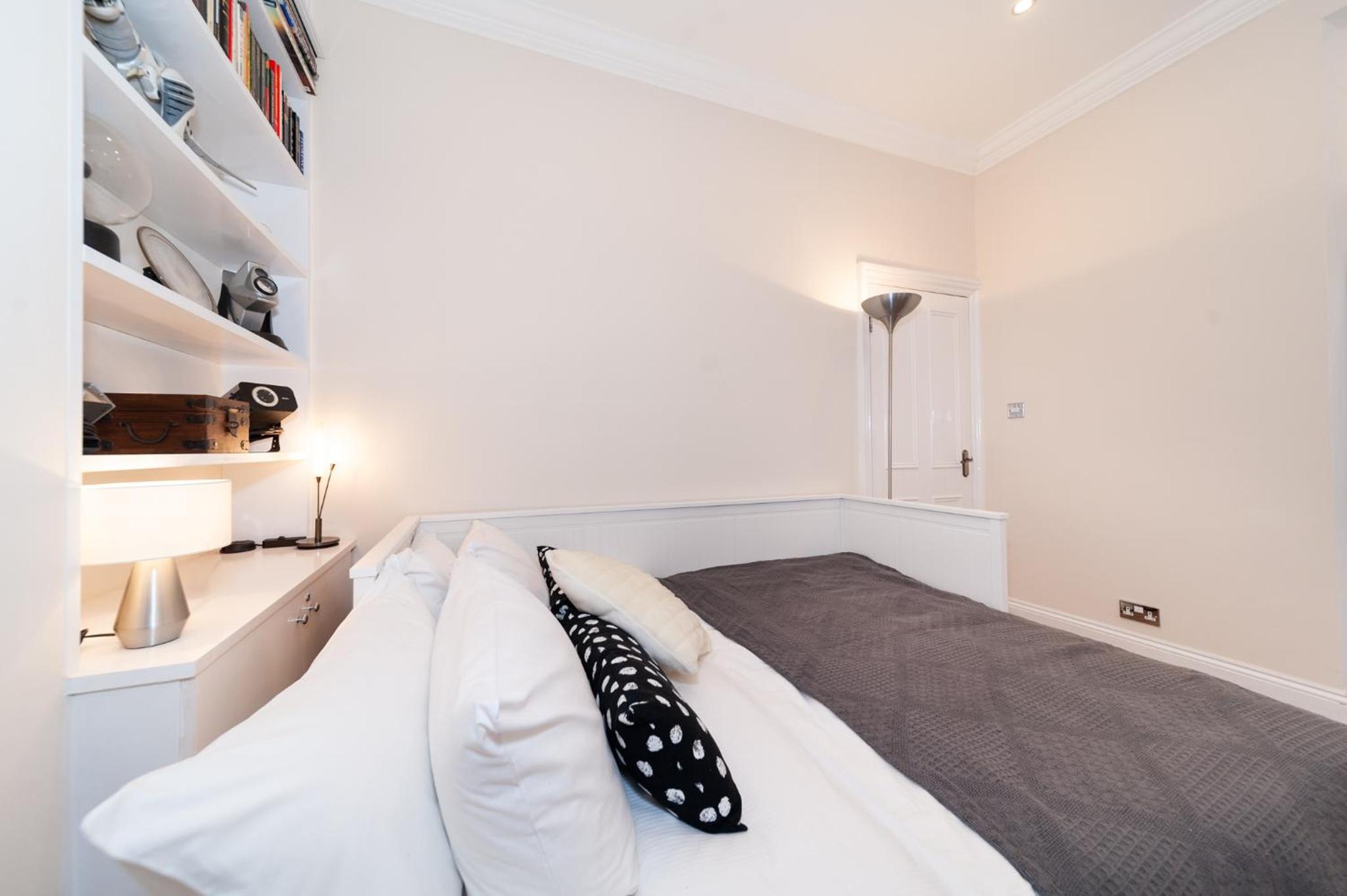 Central London Apartment – Great Location – Two-Bedroom Apartment photo 3