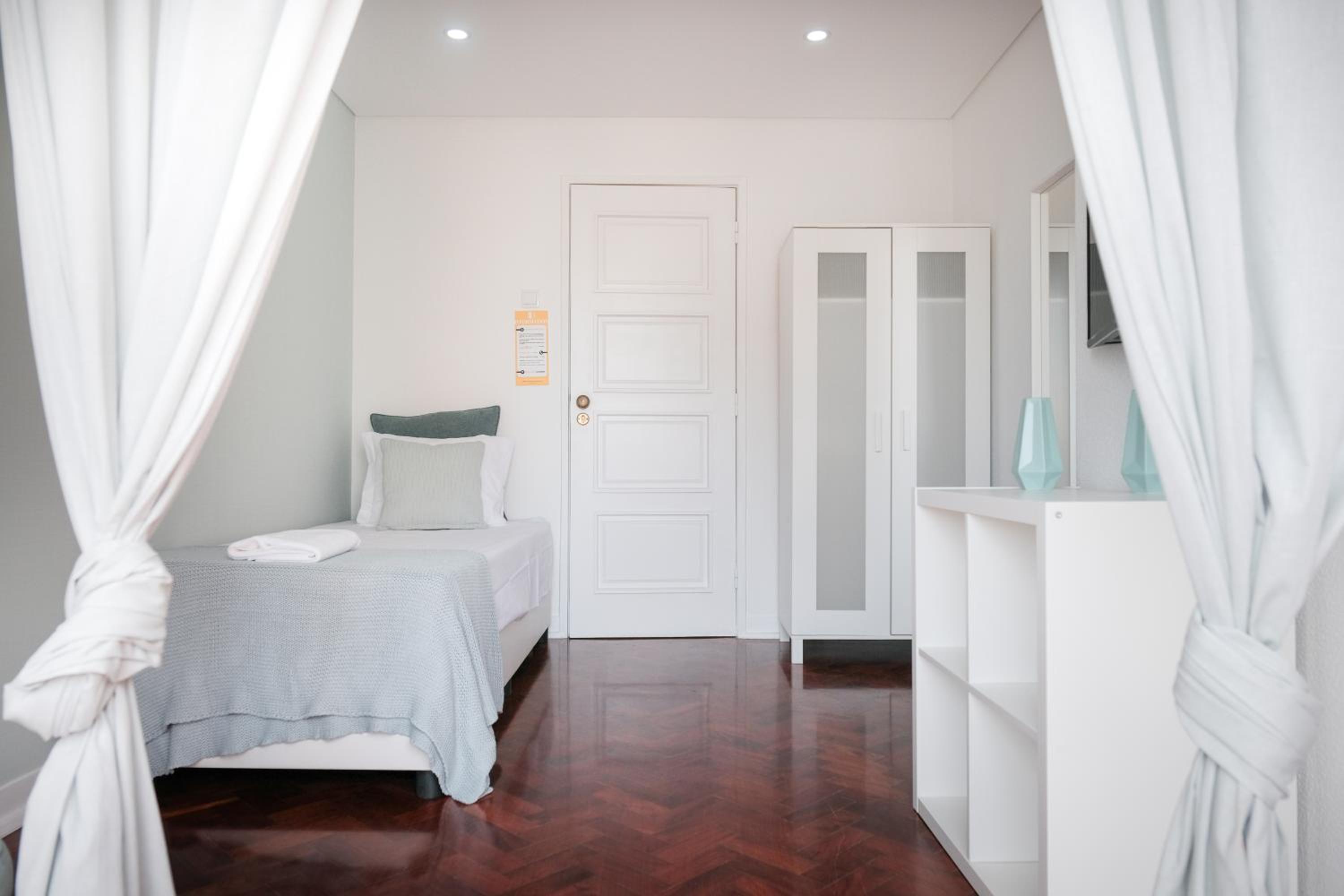 4U Lisbon Suites Guesthouse VII Airport – Deluxe Double Room with Balcony photo 8