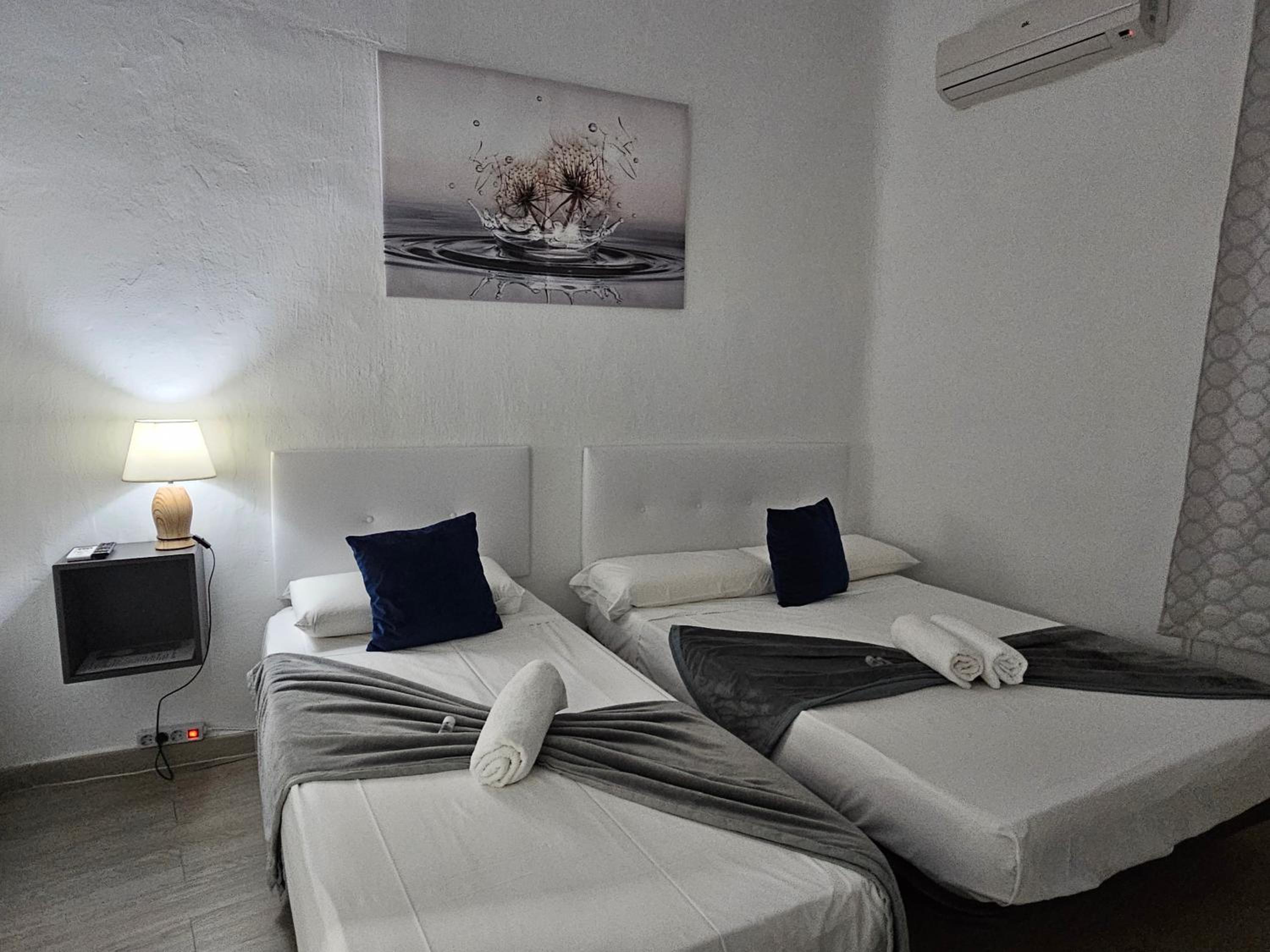 Casa Lemus – Standard Double or Twin Room with Balcony and Shared Exterior Bathroom photo 2